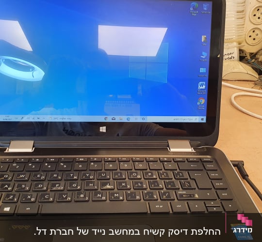 מחשב נייד עם מסך פתוח על שולחן עבודה